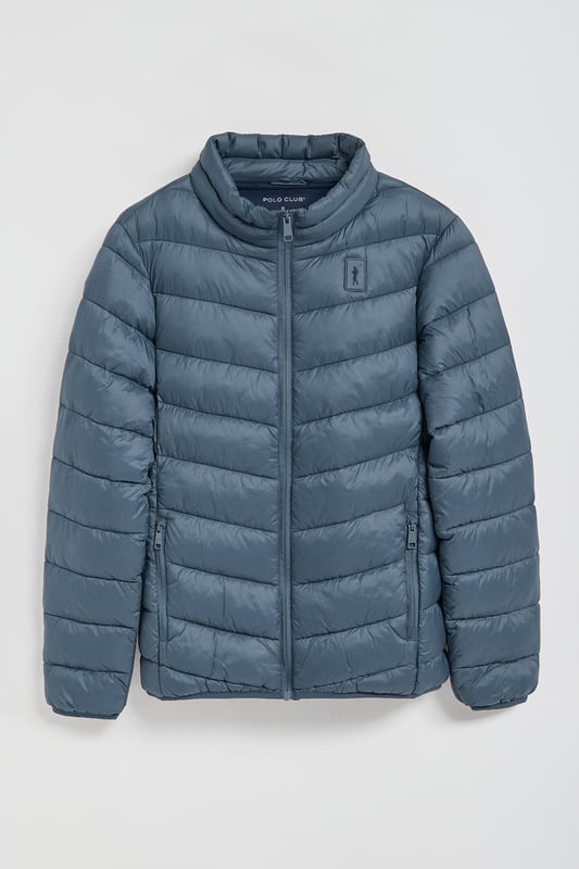 Unsere Ultralight-Herrenjacke Chase zeichnet sich durch ein modernes und funktionelles Design aus. Die leichte Steppung wärmt, ohne den Komfort zu beeinträchtigen. Sie ist ohne Kapuze und mit Reißverschluss ausgestattet und verfügt über zwei Seitentaschen und eine Innentasche mit Reißverschluss für zusätzliche Funktionalität. Das Kleidungsstück ist wasserabweisend, jedoch nicht völlig wasserdicht, was es zu einer perfekten Wahl für eine Vielzahl von Wetterbedingungen macht. Unser neuer gummierter, farblich angepasster Rigby Go Aufnäher auf der Brust, die schrägen Einsätze und das Futter in Kontrastfarbe machen dieses Kleidungsstück zu einem modernen Klassiker.