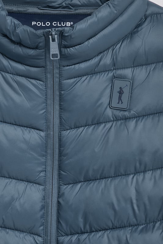 Unsere Ultralight-Herrenjacke Chase zeichnet sich durch ein modernes und funktionelles Design aus. Die leichte Steppung wärmt, ohne den Komfort zu beeinträchtigen. Sie ist ohne Kapuze und mit Reißverschluss ausgestattet und verfügt über zwei Seitentaschen und eine Innentasche mit Reißverschluss für zusätzliche Funktionalität. Das Kleidungsstück ist wasserabweisend, jedoch nicht völlig wasserdicht, was es zu einer perfekten Wahl für eine Vielzahl von Wetterbedingungen macht. Unser neuer gummierter, farblich angepasster Rigby Go Aufnäher auf der Brust, die schrägen Einsätze und das Futter in Kontrastfarbe machen dieses Kleidungsstück zu einem modernen Klassiker.