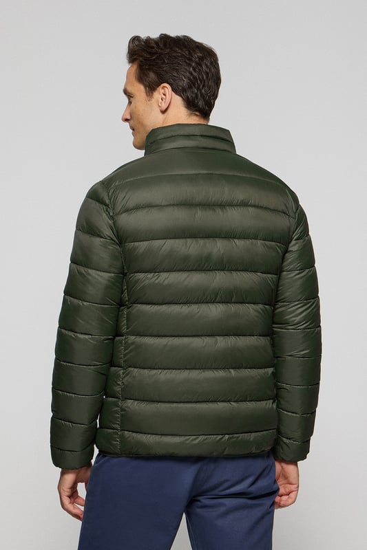 Unsere Ultralight-Herrenjacke Chase zeichnet sich durch ein modernes und funktionelles Design aus. Die leichte Steppung wärmt, ohne den Komfort zu beeinträchtigen. Sie ist ohne Kapuze und mit Reißverschluss ausgestattet und verfügt über zwei Seitentaschen und eine Innentasche mit Reißverschluss für zusätzliche Funktionalität. Das Kleidungsstück ist wasserabweisend, jedoch nicht völlig wasserdicht, was es zu einer perfekten Wahl für eine Vielzahl von Wetterbedingungen macht. Unser neuer gummierter, farblich angepasster Rigby Go Aufnäher auf der Brust, die schrägen Einsätze und das Futter in Kontrastfarbe machen dieses Kleidungsstück zu einem modernen Klassiker.