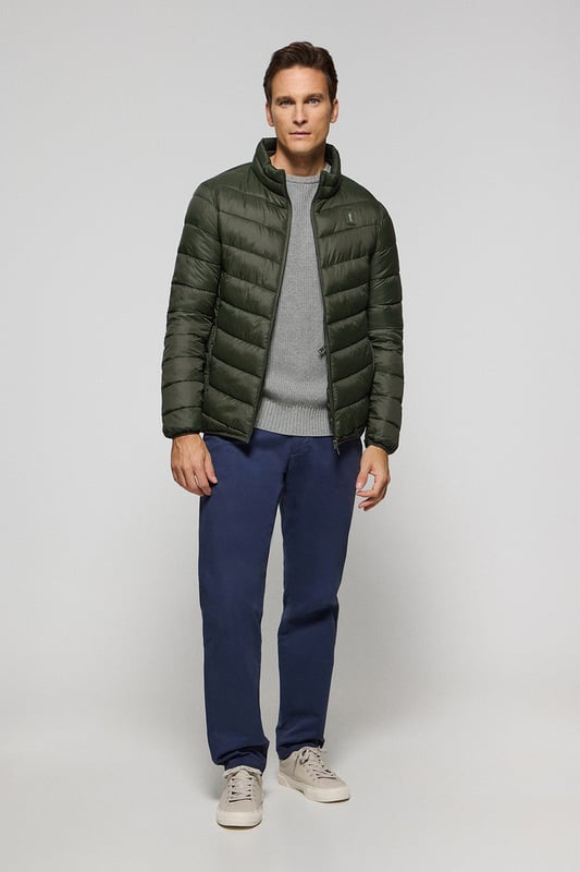 Unsere Ultralight-Herrenjacke Chase zeichnet sich durch ein modernes und funktionelles Design aus. Die leichte Steppung wärmt, ohne den Komfort zu beeinträchtigen. Sie ist ohne Kapuze und mit Reißverschluss ausgestattet und verfügt über zwei Seitentaschen und eine Innentasche mit Reißverschluss für zusätzliche Funktionalität. Das Kleidungsstück ist wasserabweisend, jedoch nicht völlig wasserdicht, was es zu einer perfekten Wahl für eine Vielzahl von Wetterbedingungen macht. Unser neuer gummierter, farblich angepasster Rigby Go Aufnäher auf der Brust, die schrägen Einsätze und das Futter in Kontrastfarbe machen dieses Kleidungsstück zu einem modernen Klassiker.