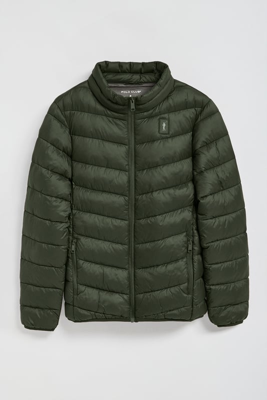 Unsere Ultralight-Herrenjacke Chase zeichnet sich durch ein modernes und funktionelles Design aus. Die leichte Steppung wärmt, ohne den Komfort zu beeinträchtigen. Sie ist ohne Kapuze und mit Reißverschluss ausgestattet und verfügt über zwei Seitentaschen und eine Innentasche mit Reißverschluss für zusätzliche Funktionalität. Das Kleidungsstück ist wasserabweisend, jedoch nicht völlig wasserdicht, was es zu einer perfekten Wahl für eine Vielzahl von Wetterbedingungen macht. Unser neuer gummierter, farblich angepasster Rigby Go Aufnäher auf der Brust, die schrägen Einsätze und das Futter in Kontrastfarbe machen dieses Kleidungsstück zu einem modernen Klassiker.