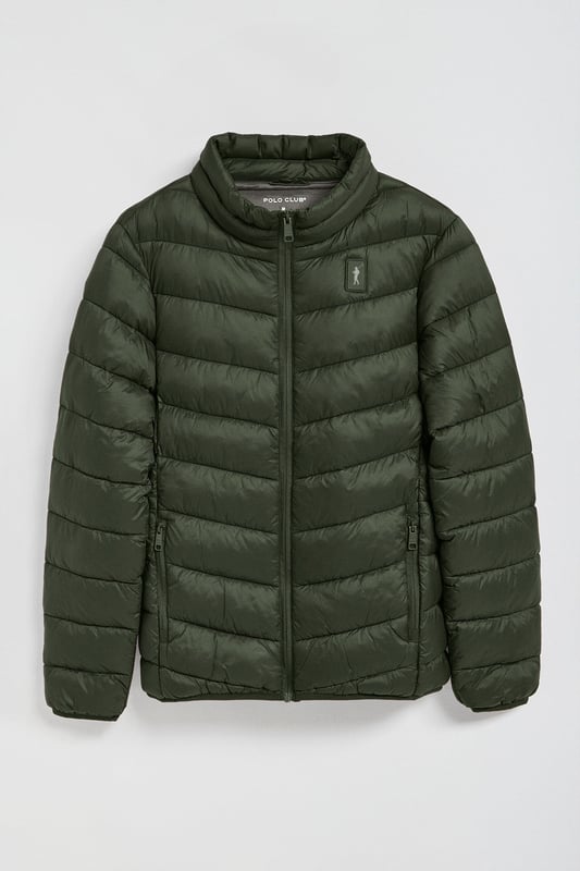 Unsere Ultralight-Herrenjacke Chase zeichnet sich durch ein modernes und funktionelles Design aus. Die leichte Steppung wärmt, ohne den Komfort zu beeinträchtigen. Sie ist ohne Kapuze und mit Reißverschluss ausgestattet und verfügt über zwei Seitentaschen und eine Innentasche mit Reißverschluss für zusätzliche Funktionalität. Das Kleidungsstück ist wasserabweisend, jedoch nicht völlig wasserdicht, was es zu einer perfekten Wahl für eine Vielzahl von Wetterbedingungen macht. Unser neuer gummierter, farblich angepasster Rigby Go Aufnäher auf der Brust, die schrägen Einsätze und das Futter in Kontrastfarbe machen dieses Kleidungsstück zu einem modernen Klassiker.