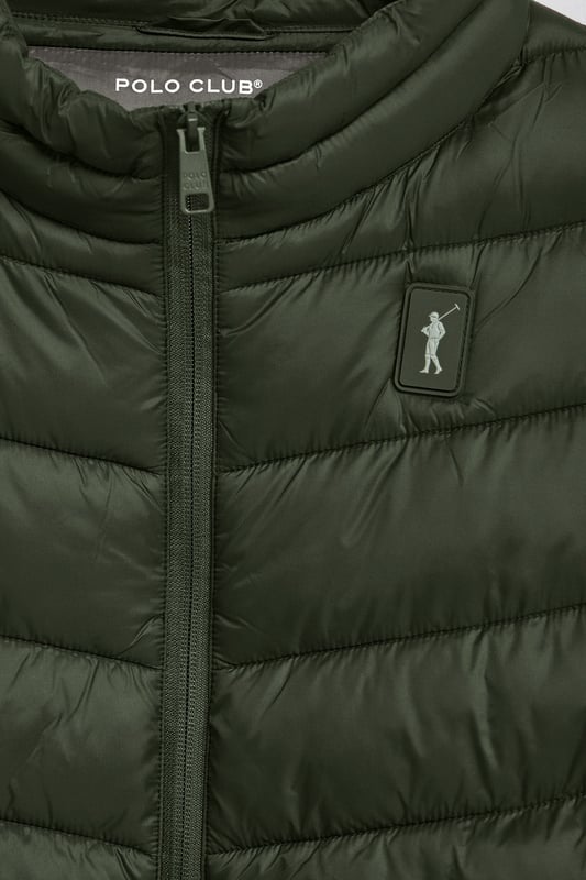 Unsere Ultralight-Herrenjacke Chase zeichnet sich durch ein modernes und funktionelles Design aus. Die leichte Steppung wärmt, ohne den Komfort zu beeinträchtigen. Sie ist ohne Kapuze und mit Reißverschluss ausgestattet und verfügt über zwei Seitentaschen und eine Innentasche mit Reißverschluss für zusätzliche Funktionalität. Das Kleidungsstück ist wasserabweisend, jedoch nicht völlig wasserdicht, was es zu einer perfekten Wahl für eine Vielzahl von Wetterbedingungen macht. Unser neuer gummierter, farblich angepasster Rigby Go Aufnäher auf der Brust, die schrägen Einsätze und das Futter in Kontrastfarbe machen dieses Kleidungsstück zu einem modernen Klassiker.
