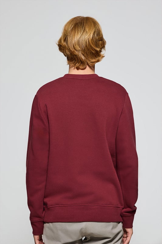 Dieses entspannt geschnittene Herren-Sweatshirt mit Rundkragen wird zu einem Ihrer Favoriten für schlichtere Outfits. Gefertigt aus Baumwolle mit einem Innenfutter aus Fleece für zusätzliche Wärme und Weichheit. Der Kragen, die Ärmelbündchen und der Bund sind mit Rippenbündchen versehen und garantieren eine bequeme, moderne Passform. Nahtband an der Krageninnenseite mit Logo. Unser unverkennbares Rigby Go-Logo, das in Kontrastfarbe auf die Brust gestickt ist, setzt einen stilistischen Akzent. Perfekt zu Jeans für einen Freizeitlook oder Chinohosen für einen formelleren Look.