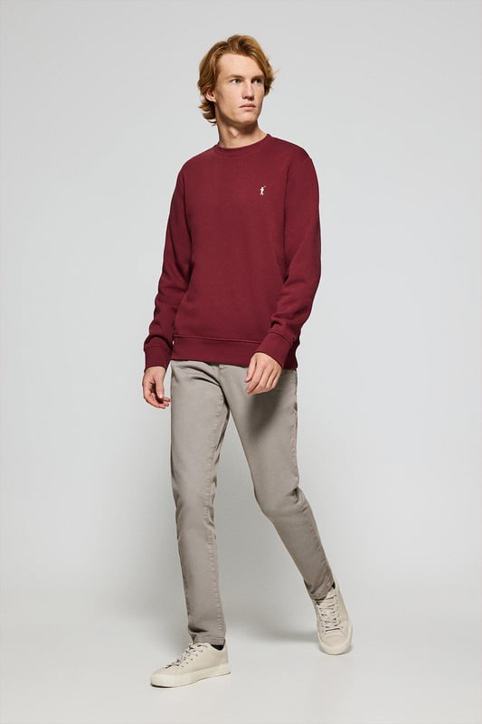 Dieses entspannt geschnittene Herren-Sweatshirt mit Rundkragen wird zu einem Ihrer Favoriten für schlichtere Outfits. Gefertigt aus Baumwolle mit einem Innenfutter aus Fleece für zusätzliche Wärme und Weichheit. Der Kragen, die Ärmelbündchen und der Bund sind mit Rippenbündchen versehen und garantieren eine bequeme, moderne Passform. Nahtband an der Krageninnenseite mit Logo. Unser unverkennbares Rigby Go-Logo, das in Kontrastfarbe auf die Brust gestickt ist, setzt einen stilistischen Akzent. Perfekt zu Jeans für einen Freizeitlook oder Chinohosen für einen formelleren Look.