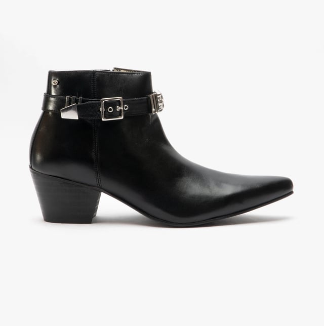 Club Cubano Club Cubano PAVEL Mens Leather Winklepicker Cuban Heel Boots Black

 Upper Material: Leather

Lining Material: Synthetic

Sole Material: Resin

Closure/Fastening: Zip

Features: Comfort,Breathable,Buckle

Heel Type: Cuban

Toe Shape: Point

Shoe Width: Regular

Item Weight: 1.2 KG

Heel Height: Low (2.5-4.9cm)

Shoe Shaft Height: Ankle

Boot Style: Cuban Boots

Gift Boxed: No
Product Code: 19100-AL