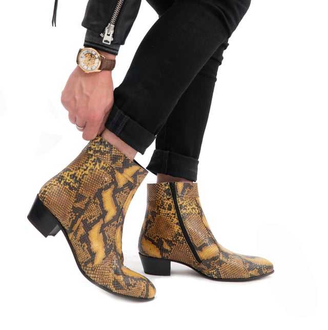 Club Cubano Club Cubano EMMANUEL Mens Snakeprint Leather Cuban Heel Boots Amarillo

 Upper Material: Leather

Lining Material: Leather

Sole Material: Leather

Closure/Fastening: Zip

Features: Comfort,Breathable

Heel Type: Cuban

Toe Shape: Chisel/Almond

Shoe Width: Regular

Item Weight: 1.2 KG

Heel Height: Low (2.5-4.9cm)

Shoe Shaft Height: Ankle

Boot Style: Cuban Boots

Gift Boxed: No
Product Code: EMMANUEL-AMARILLO