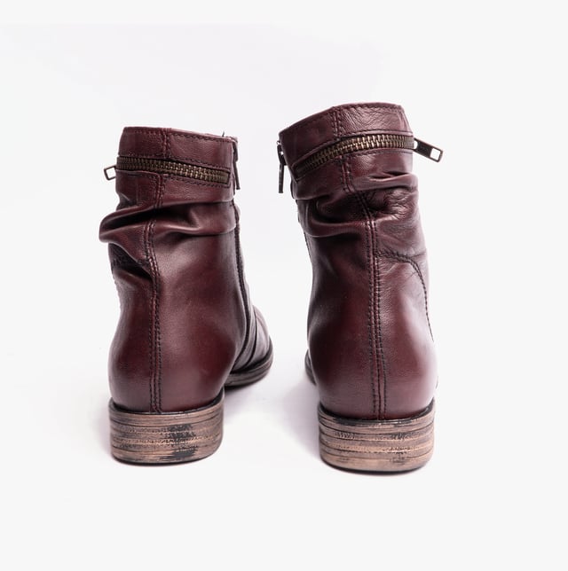 Dr Keller Dr Keller DANA Womens Ankle Boots Burgundy

 Upper Material: Leather

Lining Material: Textile

Sole Material: Rubber

Closure/Fastening: Zip

Features: Breathable,Comfort

Toe Shape: Round

Shoe Width: Relaxed

Item Weight: 1 KG

Heel Height: Low (2.5-4.9cm)

Shoe Shaft Height: Ankle

Boot Style: Ankle Boots

Gift Boxed: No
Product Code: A9430-BGNDY
