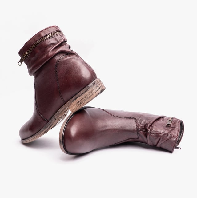 Dr Keller Dr Keller DANA Womens Ankle Boots Burgundy

 Upper Material: Leather

Lining Material: Textile

Sole Material: Rubber

Closure/Fastening: Zip

Features: Breathable,Comfort

Toe Shape: Round

Shoe Width: Relaxed

Item Weight: 1 KG

Heel Height: Low (2.5-4.9cm)

Shoe Shaft Height: Ankle

Boot Style: Ankle Boots

Gift Boxed: No
Product Code: A9430-BGNDY
