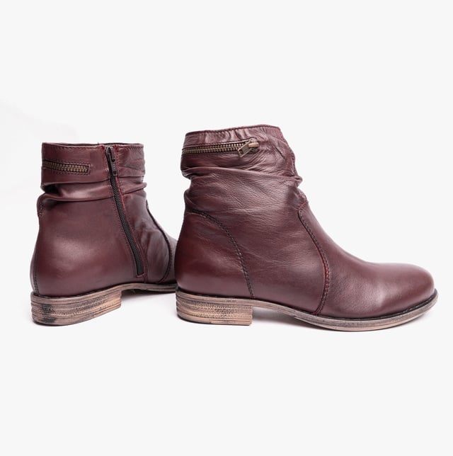 Dr Keller Dr Keller DANA Womens Ankle Boots Burgundy

 Upper Material: Leather

Lining Material: Textile

Sole Material: Rubber

Closure/Fastening: Zip

Features: Breathable,Comfort

Toe Shape: Round

Shoe Width: Relaxed

Item Weight: 1 KG

Heel Height: Low (2.5-4.9cm)

Shoe Shaft Height: Ankle

Boot Style: Ankle Boots

Gift Boxed: No
Product Code: A9430-BGNDY