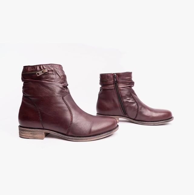 Dr Keller Dr Keller DANA Womens Ankle Boots Burgundy

 Upper Material: Leather

Lining Material: Textile

Sole Material: Rubber

Closure/Fastening: Zip

Features: Breathable,Comfort

Toe Shape: Round

Shoe Width: Relaxed

Item Weight: 1 KG

Heel Height: Low (2.5-4.9cm)

Shoe Shaft Height: Ankle

Boot Style: Ankle Boots

Gift Boxed: No
Product Code: A9430-BGNDY