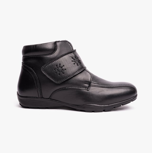 Dr Keller Dr Keller JANET Womens Ankle Boots Black

 Upper Material: Leather

Lining Material: Textile

Closure/Fastening: Touch Fasten

Features: Comfort,Warm Lining

Toe Shape: Chisel/Almond

Shoe Width: Regular

Item Weight: 1 KG

Heel Height: Flat (Under 2.5cm)

Shoe Shaft Height: Ankle

Boot Style: Ankle Boots
Product Code: A9506-BLK