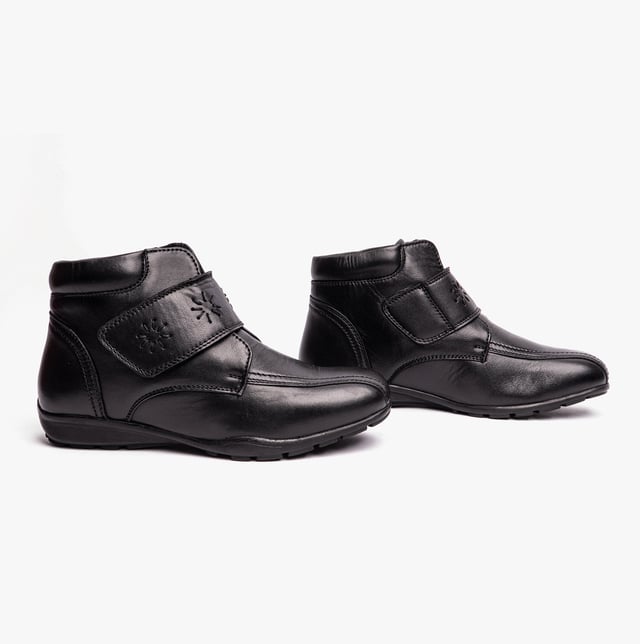 Dr Keller Dr Keller JANET Womens Ankle Boots Black

 Upper Material: Leather

Lining Material: Textile

Closure/Fastening: Touch Fasten

Features: Comfort,Warm Lining

Toe Shape: Chisel/Almond

Shoe Width: Regular

Item Weight: 1 KG

Heel Height: Flat (Under 2.5cm)

Shoe Shaft Height: Ankle

Boot Style: Ankle Boots
Product Code: A9506-BLK
