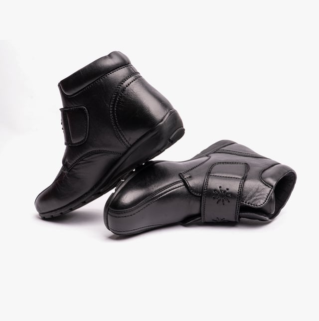 Dr Keller Dr Keller JANET Womens Ankle Boots Black

 Upper Material: Leather

Lining Material: Textile

Closure/Fastening: Touch Fasten

Features: Comfort,Warm Lining

Toe Shape: Chisel/Almond

Shoe Width: Regular

Item Weight: 1 KG

Heel Height: Flat (Under 2.5cm)

Shoe Shaft Height: Ankle

Boot Style: Ankle Boots
Product Code: A9506-BLK