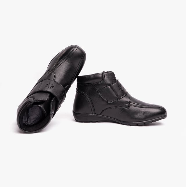 Dr Keller Dr Keller JANET Womens Ankle Boots Black

 Upper Material: Leather

Lining Material: Textile

Closure/Fastening: Touch Fasten

Features: Comfort,Warm Lining

Toe Shape: Chisel/Almond

Shoe Width: Regular

Item Weight: 1 KG

Heel Height: Flat (Under 2.5cm)

Shoe Shaft Height: Ankle

Boot Style: Ankle Boots
Product Code: A9506-BLK