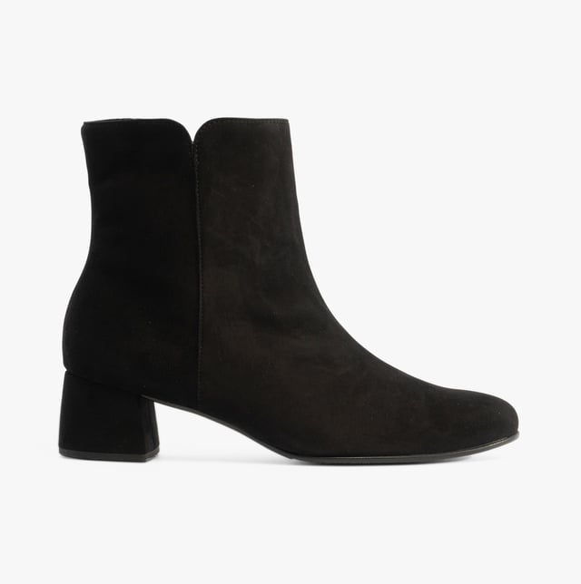 Gabor Gabor ABBEY Womens Boots Black

 Upper Material: Suede

Lining Material: Microfibre

Sole Material: Rubber

Closure/Fastening: Zip

Features: Comfort,Breathable

Heel Type: Block

Toe Shape: Chisel/Almond

Shoe Width: Regular

Item Weight: 0.8 KG

Heel Height: Low (2.5-4.9cm)

Shoe Shaft Height: Ankle

Boot Style: Ankle Boots

Gift Boxed: No
Product Code: 55.680.17