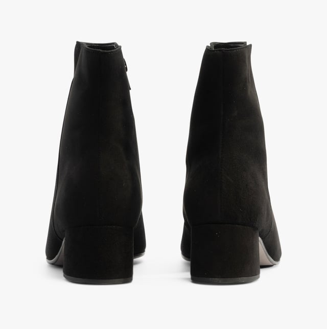 Gabor Gabor ABBEY Womens Boots Black

 Upper Material: Suede

Lining Material: Microfibre

Sole Material: Rubber

Closure/Fastening: Zip

Features: Comfort,Breathable

Heel Type: Block

Toe Shape: Chisel/Almond

Shoe Width: Regular

Item Weight: 0.8 KG

Heel Height: Low (2.5-4.9cm)

Shoe Shaft Height: Ankle

Boot Style: Ankle Boots

Gift Boxed: No
Product Code: 55.680.17