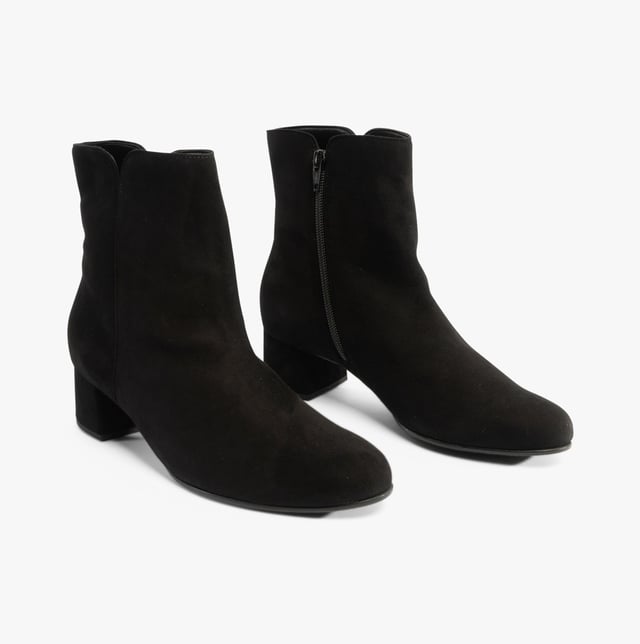 Gabor Gabor ABBEY Womens Boots Black

 Upper Material: Suede

Lining Material: Microfibre

Sole Material: Rubber

Closure/Fastening: Zip

Features: Comfort,Breathable

Heel Type: Block

Toe Shape: Chisel/Almond

Shoe Width: Regular

Item Weight: 0.8 KG

Heel Height: Low (2.5-4.9cm)

Shoe Shaft Height: Ankle

Boot Style: Ankle Boots

Gift Boxed: No
Product Code: 55.680.17