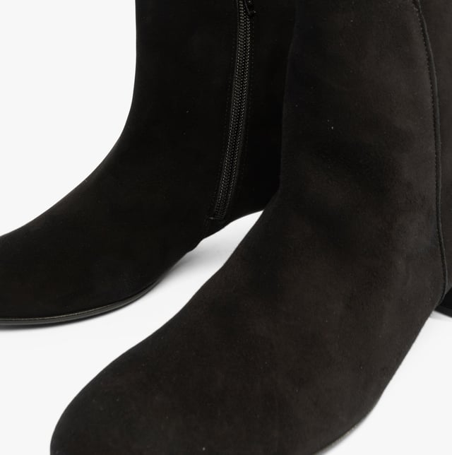 Gabor Gabor ABBEY Womens Boots Black

 Upper Material: Suede

Lining Material: Microfibre

Sole Material: Rubber

Closure/Fastening: Zip

Features: Comfort,Breathable

Heel Type: Block

Toe Shape: Chisel/Almond

Shoe Width: Regular

Item Weight: 0.8 KG

Heel Height: Low (2.5-4.9cm)

Shoe Shaft Height: Ankle

Boot Style: Ankle Boots

Gift Boxed: No
Product Code: 55.680.17
