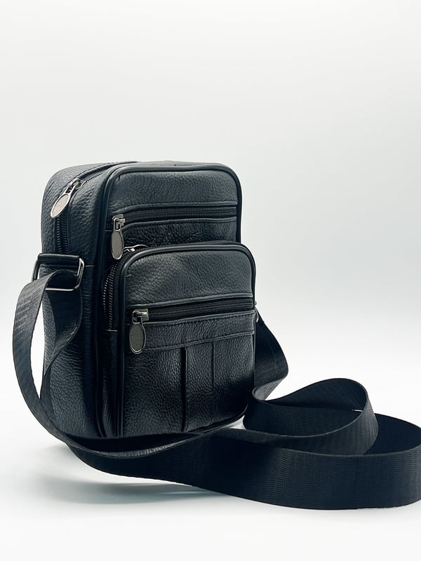 Crafted from wear-resistant genuine leather, this crossbody messenger bag is built to last. Featuring multiple compartments for easy organization and a soft cotton lining, it offers both durability and style. The adjustable strap ensures a comfortable, customizable fit for all-day wear. H:22cm L:18cm W:8cm SKU:HB350802