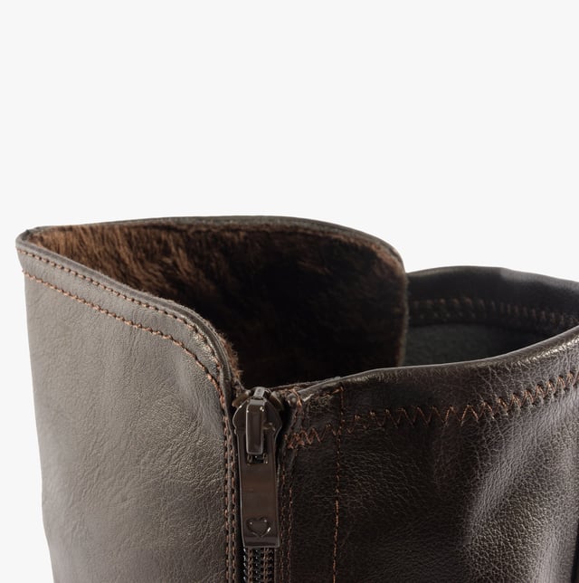 Heavenly Feet Heavenly Feet LUNA Womens Tall Boots Chocolate

 Upper Material: Faux Leather

Lining Material: Textile

Sole Material: Rubber

Closure/Fastening: Zip

Features: Comfort,Vegan

Heel Type: Wedge

Toe Shape: Round

Shoe Width: Regular

Item Weight: 1 KG

Heel Height: Low (2.5-4.9cm)

Shoe Shaft Height: Mid-Calf

Boot Style: Tall Boots

Gift Boxed: No
Product Code: TB0004433-CHOC