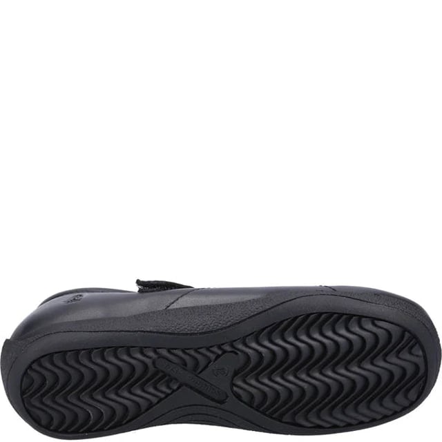 Hush Puppies ARIA Mädchen Leder-Schulschuhe Schwarz

Obermaterial: Leder

Futtermaterial: Textil

Sohlenmaterial: TPR

Verschluss: Klettverschluss

Merkmale: Komfort, Atmungsaktiv

Zehenform: Rund

Schuhweite: Normal

Artikelgewicht: 0,879 kg

Absatzhöhe: Flach (unter 2,5 cm)

Schuhstil: Schule

Geschenkverpackt: Nein  
Produktcode: HP_ARIA_BLK