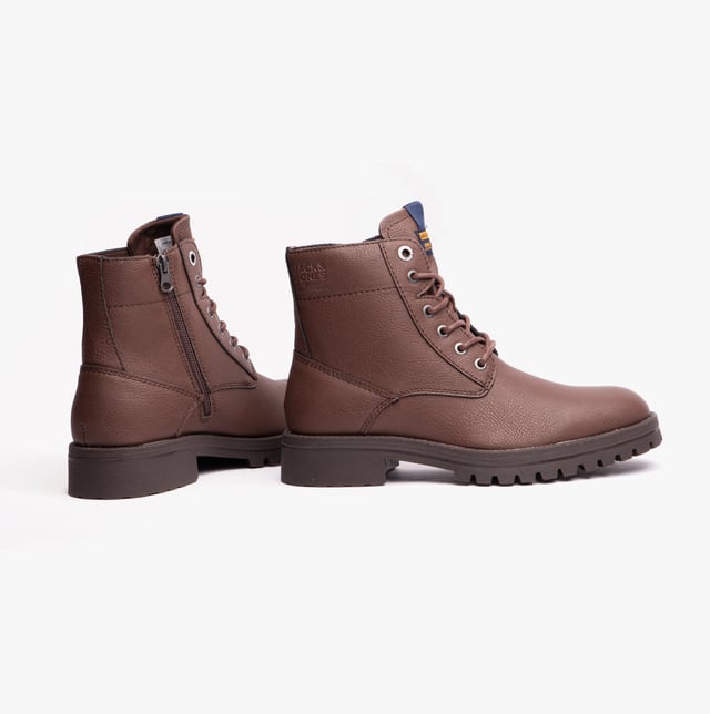 Jack & Jones JFWBERNIE Boots Mens Java Jack & Jones Jack & Jones JFWBERNIE Boots Mens Java
Upper Material: Polyurethane
Lining Material: Cotton
Sole Material: Rubber
Closure/Fastening: Lace-Up
Features: Comfort
Toe Shape: Round
Shoe Width: Regular
Item Weight: 1 KG
Heel Height: Low (2.5-4.9cm)
Shoe Shaft Height: Ankle
Boot Style: Combat Boots
Product Code: 12243413-JAVA