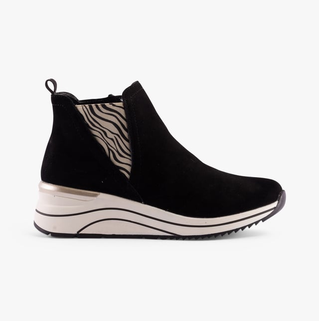 Remonte Remonte D0T75-03 Womens Boots Black

 Upper Material: Suede

Lining Material: Textile

Sole Material: Rubber

Closure/Fastening: Pull-On

Features: Comfort

Heel Type: Wedge

Toe Shape: Round

Shoe Width: Wide

Item Weight: 0.794 KG

Heel Height: Medium (5-7.4cm)

Shoe Shaft Height: Ankle

Boot Style: Ankle Boots

Gift Boxed: No
Product Code: D0T75-03