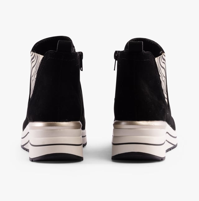 Remonte Remonte D0T75-03 Womens Boots Black

 Upper Material: Suede

Lining Material: Textile

Sole Material: Rubber

Closure/Fastening: Pull-On

Features: Comfort

Heel Type: Wedge

Toe Shape: Round

Shoe Width: Wide

Item Weight: 0.794 KG

Heel Height: Medium (5-7.4cm)

Shoe Shaft Height: Ankle

Boot Style: Ankle Boots

Gift Boxed: No
Product Code: D0T75-03