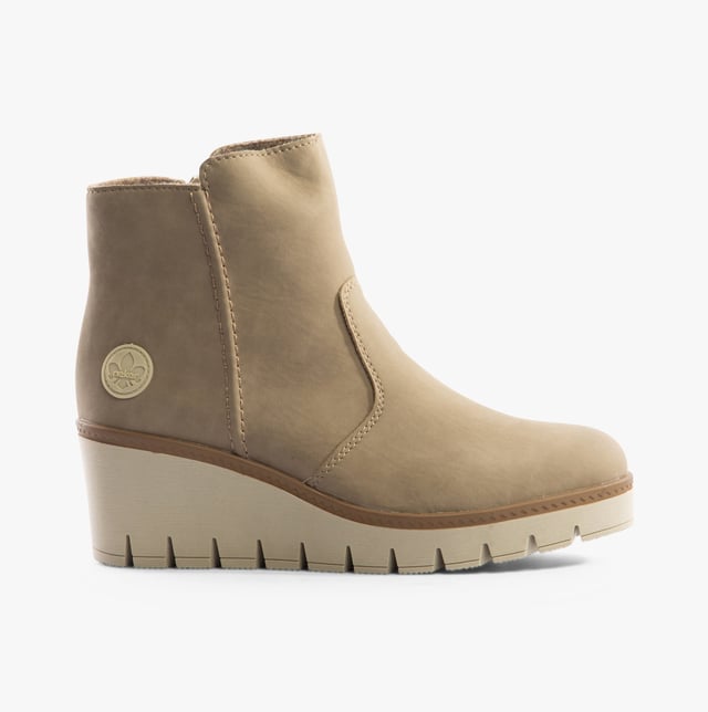 Rieker Rieker Y5065-64 Womens Boots Beige

 Upper Material: Synthetic Leather

Lining Material: Textile

Sole Material: Rubber

Closure/Fastening: Zip

Features: Comfort

Heel Type: Wedge

Toe Shape: Round

Shoe Width: Relaxed

Item Weight: 0.8 KG

Heel Height: Medium (5-7.4cm)

Shoe Shaft Height: Ankle

Boot Style: Ankle Boots

Gift Boxed: No
Product Code: Y5065-64