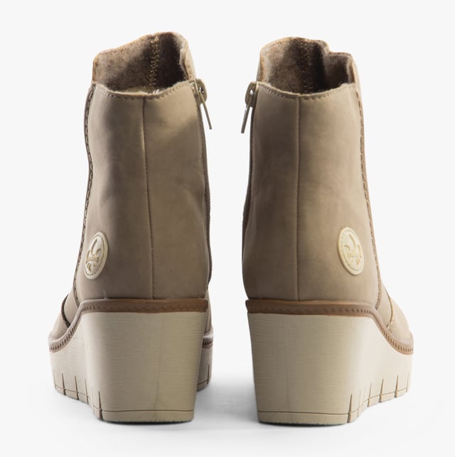 Rieker Rieker Y5065-64 Womens Boots Beige

 Upper Material: Synthetic Leather

Lining Material: Textile

Sole Material: Rubber

Closure/Fastening: Zip

Features: Comfort

Heel Type: Wedge

Toe Shape: Round

Shoe Width: Relaxed

Item Weight: 0.8 KG

Heel Height: Medium (5-7.4cm)

Shoe Shaft Height: Ankle

Boot Style: Ankle Boots

Gift Boxed: No
Product Code: Y5065-64