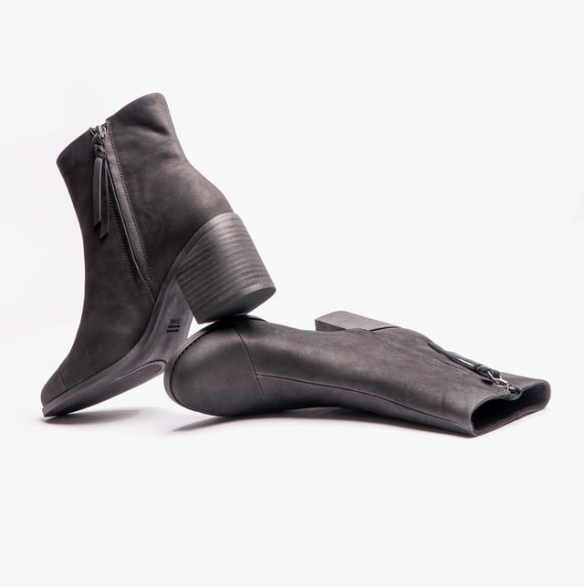 The Evelyn Casual Block Heel Boot is the perfect blend of comfort and style, designed for versatility. Crafted with leather uppers and a medial side zip, this boot offers easy wearability and a sleek silhouette. The asymmetric toe detail adds a touch of sophistication, while the high-rebound OrthoLite Eco X40 Hybrid insoles provide eco-friendly cushioning with 32% recycled content. Featuring a stacked leather-wrapped block heel and durable TPR outsole with TPU toplift, the Evelyn boot is ideal for both work and play.- Leather uppe- Side zip closure- Rised heel - Cushioned footbed- Durable outsole- Toms branding