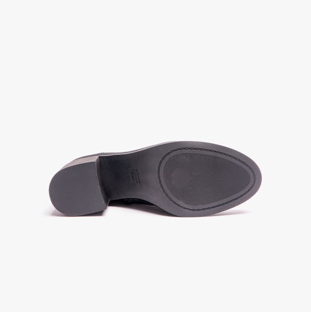 The Evelyn Casual Block Heel Boot is the perfect blend of comfort and style, designed for versatility. Crafted with leather uppers and a medial side zip, this boot offers easy wearability and a sleek silhouette. The asymmetric toe detail adds a touch of sophistication, while the high-rebound OrthoLite Eco X40 Hybrid insoles provide eco-friendly cushioning with 32% recycled content. Featuring a stacked leather-wrapped block heel and durable TPR outsole with TPU toplift, the Evelyn boot is ideal for both work and play.- Leather uppe- Side zip closure- Rised heel - Cushioned footbed- Durable outsole- Toms branding