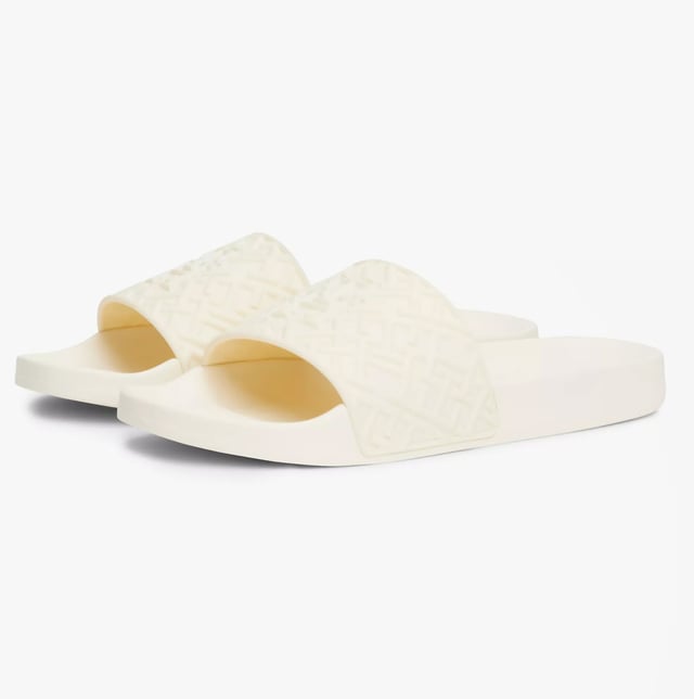 Tommy Hilfiger MONOGRAM POOL Womens Slides Calico

 Upper Material: Synthetic

Lining Material: Synthetic

Sole Material: Rubber

Closure/Fastening: Slip-On

Features: Comfort,Breathable

Shoe Width: Regular

Item Weight: 1 KG

Heel Height: Flat (Under 2.5cm)

Sandal Style: Sandals

Gift Boxed: No
Product Code: FW0FW06987AEF
