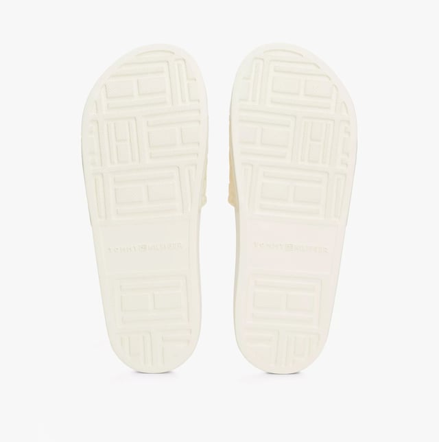 Tommy Hilfiger MONOGRAM POOL Womens Slides Calico

 Upper Material: Synthetic

Lining Material: Synthetic

Sole Material: Rubber

Closure/Fastening: Slip-On

Features: Comfort,Breathable

Shoe Width: Regular

Item Weight: 1 KG

Heel Height: Flat (Under 2.5cm)

Sandal Style: Sandals

Gift Boxed: No
Product Code: FW0FW06987AEF