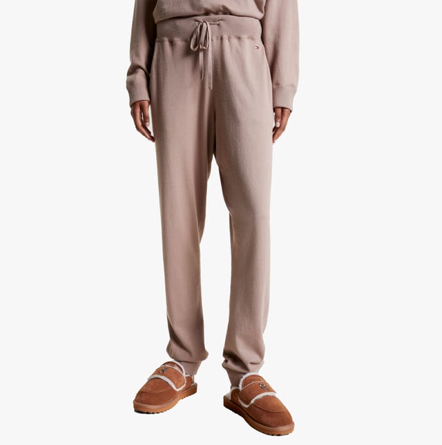 Tommy Hilfiger Tommy Hilfiger CUFF PANTS C&amp;S Womens Pants Ecru

Closure/Fastening: Pull-On

Features: Comfort,Machine Washable

Item Weight: 1 KG

Material Composition: 50% Viscose, 28% Polyester, 22% Polyamide
Product Code: UW0UW04769YBL