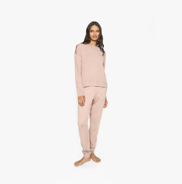 Tommy Hilfiger Tommy Hilfiger CUFF PANTS C&amp;S Womens Pants Ecru

Closure/Fastening: Pull-On

Features: Comfort,Machine Washable

Item Weight: 1 KG

Material Composition: 50% Viscose, 28% Polyester, 22% Polyamide
Product Code: UW0UW04769YBL