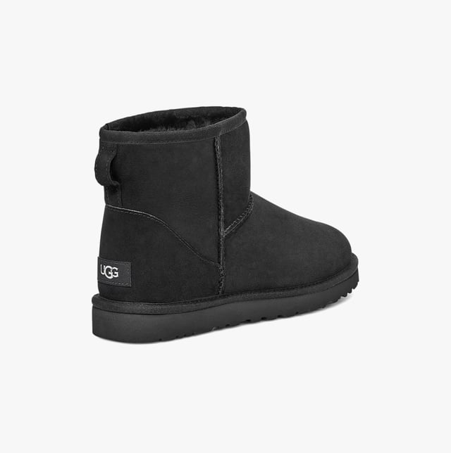 UGG UGG CLASSIC MINI Mens Boots Black

 Upper Material: Suede/Sheepskin

Lining Material: Wool

Sole Material: Rubber

Closure/Fastening: Pull-On

Features: Comfort,Moisture Wicking

Toe Shape: Round

Shoe Width: Regular

Item Weight: 1 KG

Heel Height: Flat (Under 2.5cm)

Shoe Shaft Height: Ankle

Boot Style: Shearling Boots

Gift Boxed: No
Product Code: 1002072-BLK