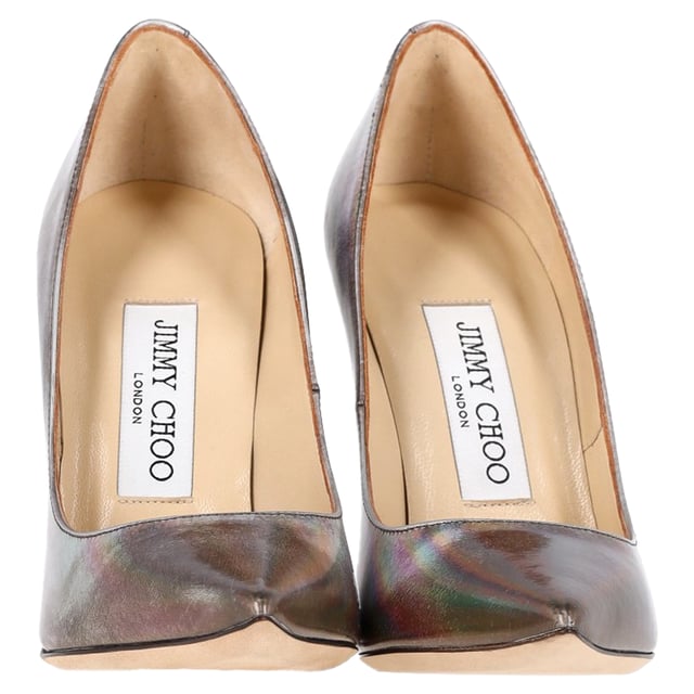 VINTAGE, RRP AS NEW
 Embrace bold, disco-inspired glamour with the Jimmy Choo Anouk Disco Mirror Pumps in Multicolor Leather. Featuring a vibrant holographic design, pointed toes, and 120mm stiletto heels, these pumps are all about making a statement. The leather lining ensures a comfortable fit, while the high-shine finish guarantees all eyes on you.


with Box, Dust bag

Jimmy Choo Anouk Disco Mirror Pumps in Multicolor Leather
Condition: Excellent
Signs of wear: Include Box., No visible sign of wear. No Mark at insole.,  Very light mark at soles.
Packaging: Box, Dust bag
Color: silver
Material: Leather | leather
Size: EU | 34 / US4 / UK1
Measurements: Heel height: 100; Insole length: 280
SKU: TONPUGBSH444035W