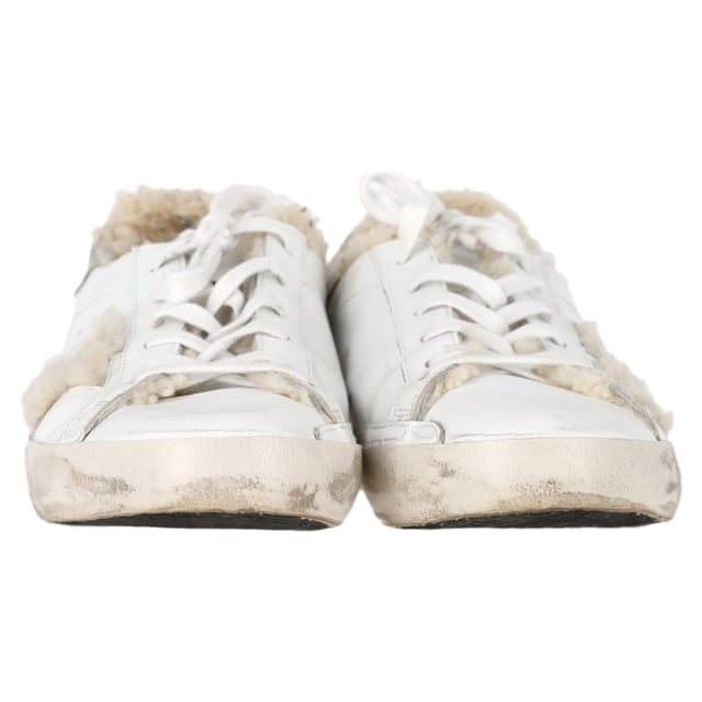 VINTAGE, UVP WIE NEU  
Die Golden Goose Superstar Shearling-gefütterten Distressed Sneakers aus weißem Leder vereinen rustikalen Charme mit Luxus. Gefertigt aus weichem Leder mit Wildleder-Fersenelementen, verfügen diese Sneakers über ein kuscheliges Shearling-Futter für ultimativen Komfort. Die charakteristischen silberglitzernden Sterne verleihen ihrem mühelos lässigen, abgenutzten Design einen Hauch Glamour.

mit Box  

Golden Goose Superstar Shearling-gefütterte Distressed Sneakers aus weißem Leder  
Zustand: Sehr gut  
Abnutzungserscheinungen: Einschließlich Box, kleinere Markierungen, leicht benutzt, aber sehr gut gepflegt. Kleinere Markierung an der Sohle & Faltenbildung, leichte Abschürfungen an der Sohle und den Fersen.  
Verpackung: Box  
Farbe: Weiß | ecru  
Material: Leder und Shearling  
Größe: EU | 42/US12  
Maße: Absatzhöhe: 20; Innensohlenlänge: 310  
SKU: NAPPUGBSH452947W