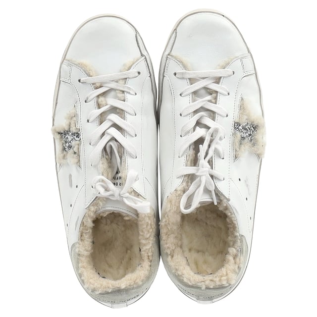 VINTAGE, UVP WIE NEU  
Die Golden Goose Superstar Shearling-gefütterten Distressed Sneakers aus weißem Leder vereinen rustikalen Charme mit Luxus. Gefertigt aus weichem Leder mit Wildleder-Fersenelementen, verfügen diese Sneakers über ein kuscheliges Shearling-Futter für ultimativen Komfort. Die charakteristischen silberglitzernden Sterne verleihen ihrem mühelos lässigen, abgenutzten Design einen Hauch Glamour.

mit Box  

Golden Goose Superstar Shearling-gefütterte Distressed Sneakers aus weißem Leder  
Zustand: Sehr gut  
Abnutzungserscheinungen: Einschließlich Box, kleinere Markierungen, leicht benutzt, aber sehr gut gepflegt. Kleinere Markierung an der Sohle & Faltenbildung, leichte Abschürfungen an der Sohle und den Fersen.  
Verpackung: Box  
Farbe: Weiß | ecru  
Material: Leder und Shearling  
Größe: EU | 42/US12  
Maße: Absatzhöhe: 20; Innensohlenlänge: 310  
SKU: NAPPUGBSH452947W