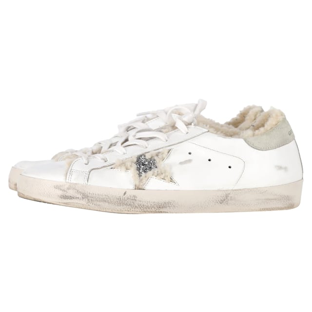VINTAGE, UVP WIE NEU  
Die Golden Goose Superstar Shearling-gefütterten Distressed Sneakers aus weißem Leder vereinen rustikalen Charme mit Luxus. Gefertigt aus weichem Leder mit Wildleder-Fersenelementen, verfügen diese Sneakers über ein kuscheliges Shearling-Futter für ultimativen Komfort. Die charakteristischen silberglitzernden Sterne verleihen ihrem mühelos lässigen, abgenutzten Design einen Hauch Glamour.

mit Box  

Golden Goose Superstar Shearling-gefütterte Distressed Sneakers aus weißem Leder  
Zustand: Sehr gut  
Abnutzungserscheinungen: Einschließlich Box, kleinere Markierungen, leicht benutzt, aber sehr gut gepflegt. Kleinere Markierung an der Sohle & Faltenbildung, leichte Abschürfungen an der Sohle und den Fersen.  
Verpackung: Box  
Farbe: Weiß | ecru  
Material: Leder und Shearling  
Größe: EU | 42/US12  
Maße: Absatzhöhe: 20; Innensohlenlänge: 310  
SKU: NAPPUGBSH452947W