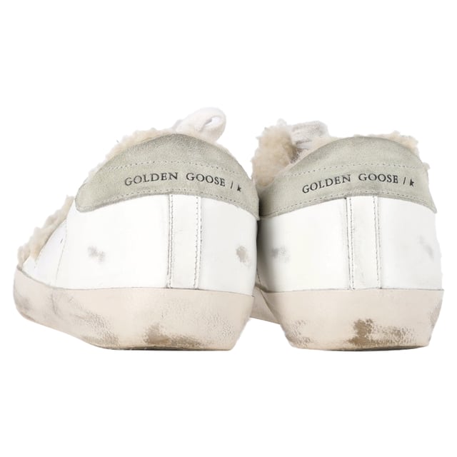 VINTAGE, UVP WIE NEU  
Die Golden Goose Superstar Shearling-gefütterten Distressed Sneakers aus weißem Leder vereinen rustikalen Charme mit Luxus. Gefertigt aus weichem Leder mit Wildleder-Fersenelementen, verfügen diese Sneakers über ein kuscheliges Shearling-Futter für ultimativen Komfort. Die charakteristischen silberglitzernden Sterne verleihen ihrem mühelos lässigen, abgenutzten Design einen Hauch Glamour.

mit Box  

Golden Goose Superstar Shearling-gefütterte Distressed Sneakers aus weißem Leder  
Zustand: Sehr gut  
Abnutzungserscheinungen: Einschließlich Box, kleinere Markierungen, leicht benutzt, aber sehr gut gepflegt. Kleinere Markierung an der Sohle & Faltenbildung, leichte Abschürfungen an der Sohle und den Fersen.  
Verpackung: Box  
Farbe: Weiß | ecru  
Material: Leder und Shearling  
Größe: EU | 42/US12  
Maße: Absatzhöhe: 20; Innensohlenlänge: 310  
SKU: NAPPUGBSH452947W