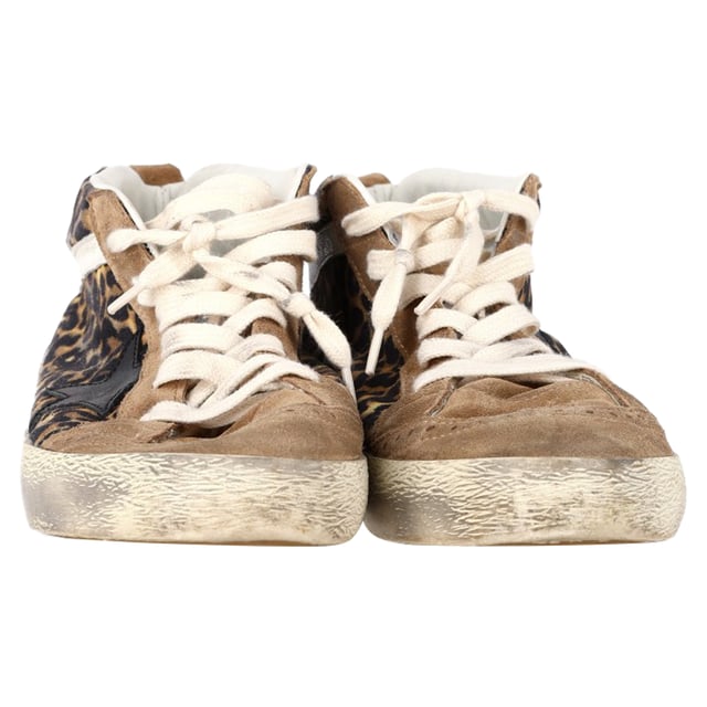 VINTAGE, UVP WIE NEU  
Golden Goose Mid-Star Sneakers aus Leopardenmuster-Ponyhaar und Wildleder – Luxuriöser Street-Chic mit tierischem Flair  

Die Golden Goose Mid-Star Sneakers aus Leopardenmuster-Ponyhaar und Wildleder bieten eine mutige, schicke Interpretation von Luxus-Sneakern. Die reichhaltige Texturen-Mischung und das auffällige Leopardenmuster verleihen diesen Sneakers sofortige Aufmerksamkeit, während die Wildlederdetails einen eleganten Akzent setzen. Abgenutzte Akzente verleihen den Sneakern die perfekte Dosis an lässigem, gelebtem Charme, für den Golden Goose bekannt ist.  

Styling-Tipp: Kombinieren Sie diese Sneakers mit einem Minirock und einem einfachen oversized Pullover für einen ausgewogenen, schicken Look. Für ein kantigeres Outfit tragen Sie sie mit schwarzen Skinny-Jeans und einer Lederjacke. Fügen Sie eine Umhängetasche oder übergroße Sonnenbrillen hinzu, um den Look mühelos cool abzurunden.  

Golden Goose Mid-Star Sneakers aus Leopardenmuster-Ponyhaar und Wildleder  
Zustand: Sehr gut  
Abnutzungsspuren: Inklusive Box, kleinere Markierungen, leicht benutzt, aber sehr gut gepflegt. Kleine Markierung an den Sohlen & Falten, leichte Abnutzung an Sohlen und Fersen.  
Verpackung: Box  
Farbe: Braun, tierisches Muster  
Material: Ponyhaar und Wildleder  
Größe: EU38.5/UK5.5/US8.5  
Maße: Absatzhöhe: 30; Einlegesohlenlänge: 300  
SKU: NAPPUGBSH452948W