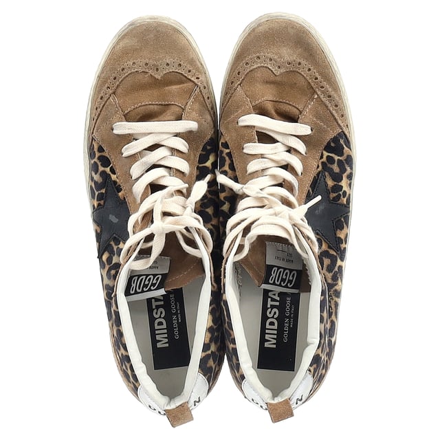 VINTAGE, UVP WIE NEU  
Golden Goose Mid-Star Sneakers aus Leopardenmuster-Ponyhaar und Wildleder – Luxuriöser Street-Chic mit tierischem Flair  

Die Golden Goose Mid-Star Sneakers aus Leopardenmuster-Ponyhaar und Wildleder bieten eine mutige, schicke Interpretation von Luxus-Sneakern. Die reichhaltige Texturen-Mischung und das auffällige Leopardenmuster verleihen diesen Sneakers sofortige Aufmerksamkeit, während die Wildlederdetails einen eleganten Akzent setzen. Abgenutzte Akzente verleihen den Sneakern die perfekte Dosis an lässigem, gelebtem Charme, für den Golden Goose bekannt ist.  

Styling-Tipp: Kombinieren Sie diese Sneakers mit einem Minirock und einem einfachen oversized Pullover für einen ausgewogenen, schicken Look. Für ein kantigeres Outfit tragen Sie sie mit schwarzen Skinny-Jeans und einer Lederjacke. Fügen Sie eine Umhängetasche oder übergroße Sonnenbrillen hinzu, um den Look mühelos cool abzurunden.  

Golden Goose Mid-Star Sneakers aus Leopardenmuster-Ponyhaar und Wildleder  
Zustand: Sehr gut  
Abnutzungsspuren: Inklusive Box, kleinere Markierungen, leicht benutzt, aber sehr gut gepflegt. Kleine Markierung an den Sohlen & Falten, leichte Abnutzung an Sohlen und Fersen.  
Verpackung: Box  
Farbe: Braun, tierisches Muster  
Material: Ponyhaar und Wildleder  
Größe: EU38.5/UK5.5/US8.5  
Maße: Absatzhöhe: 30; Einlegesohlenlänge: 300  
SKU: NAPPUGBSH452948W