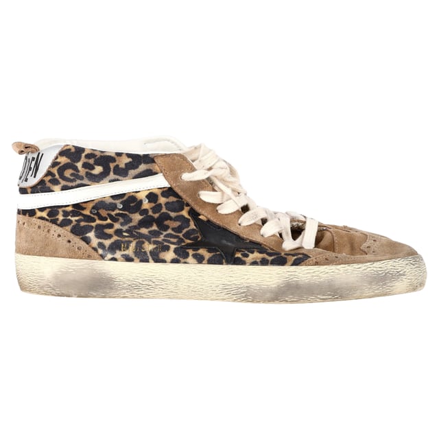 VINTAGE, UVP WIE NEU  
Golden Goose Mid-Star Sneakers aus Leopardenmuster-Ponyhaar und Wildleder – Luxuriöser Street-Chic mit tierischem Flair  

Die Golden Goose Mid-Star Sneakers aus Leopardenmuster-Ponyhaar und Wildleder bieten eine mutige, schicke Interpretation von Luxus-Sneakern. Die reichhaltige Texturen-Mischung und das auffällige Leopardenmuster verleihen diesen Sneakers sofortige Aufmerksamkeit, während die Wildlederdetails einen eleganten Akzent setzen. Abgenutzte Akzente verleihen den Sneakern die perfekte Dosis an lässigem, gelebtem Charme, für den Golden Goose bekannt ist.  

Styling-Tipp: Kombinieren Sie diese Sneakers mit einem Minirock und einem einfachen oversized Pullover für einen ausgewogenen, schicken Look. Für ein kantigeres Outfit tragen Sie sie mit schwarzen Skinny-Jeans und einer Lederjacke. Fügen Sie eine Umhängetasche oder übergroße Sonnenbrillen hinzu, um den Look mühelos cool abzurunden.  

Golden Goose Mid-Star Sneakers aus Leopardenmuster-Ponyhaar und Wildleder  
Zustand: Sehr gut  
Abnutzungsspuren: Inklusive Box, kleinere Markierungen, leicht benutzt, aber sehr gut gepflegt. Kleine Markierung an den Sohlen & Falten, leichte Abnutzung an Sohlen und Fersen.  
Verpackung: Box  
Farbe: Braun, tierisches Muster  
Material: Ponyhaar und Wildleder  
Größe: EU38.5/UK5.5/US8.5  
Maße: Absatzhöhe: 30; Einlegesohlenlänge: 300  
SKU: NAPPUGBSH452948W