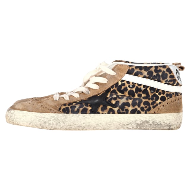 VINTAGE, UVP WIE NEU  
Golden Goose Mid-Star Sneakers aus Leopardenmuster-Ponyhaar und Wildleder – Luxuriöser Street-Chic mit tierischem Flair  

Die Golden Goose Mid-Star Sneakers aus Leopardenmuster-Ponyhaar und Wildleder bieten eine mutige, schicke Interpretation von Luxus-Sneakern. Die reichhaltige Texturen-Mischung und das auffällige Leopardenmuster verleihen diesen Sneakers sofortige Aufmerksamkeit, während die Wildlederdetails einen eleganten Akzent setzen. Abgenutzte Akzente verleihen den Sneakern die perfekte Dosis an lässigem, gelebtem Charme, für den Golden Goose bekannt ist.  

Styling-Tipp: Kombinieren Sie diese Sneakers mit einem Minirock und einem einfachen oversized Pullover für einen ausgewogenen, schicken Look. Für ein kantigeres Outfit tragen Sie sie mit schwarzen Skinny-Jeans und einer Lederjacke. Fügen Sie eine Umhängetasche oder übergroße Sonnenbrillen hinzu, um den Look mühelos cool abzurunden.  

Golden Goose Mid-Star Sneakers aus Leopardenmuster-Ponyhaar und Wildleder  
Zustand: Sehr gut  
Abnutzungsspuren: Inklusive Box, kleinere Markierungen, leicht benutzt, aber sehr gut gepflegt. Kleine Markierung an den Sohlen & Falten, leichte Abnutzung an Sohlen und Fersen.  
Verpackung: Box  
Farbe: Braun, tierisches Muster  
Material: Ponyhaar und Wildleder  
Größe: EU38.5/UK5.5/US8.5  
Maße: Absatzhöhe: 30; Einlegesohlenlänge: 300  
SKU: NAPPUGBSH452948W