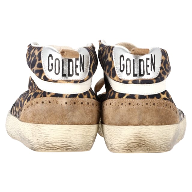 VINTAGE, UVP WIE NEU  
Golden Goose Mid-Star Sneakers aus Leopardenmuster-Ponyhaar und Wildleder – Luxuriöser Street-Chic mit tierischem Flair  

Die Golden Goose Mid-Star Sneakers aus Leopardenmuster-Ponyhaar und Wildleder bieten eine mutige, schicke Interpretation von Luxus-Sneakern. Die reichhaltige Texturen-Mischung und das auffällige Leopardenmuster verleihen diesen Sneakers sofortige Aufmerksamkeit, während die Wildlederdetails einen eleganten Akzent setzen. Abgenutzte Akzente verleihen den Sneakern die perfekte Dosis an lässigem, gelebtem Charme, für den Golden Goose bekannt ist.  

Styling-Tipp: Kombinieren Sie diese Sneakers mit einem Minirock und einem einfachen oversized Pullover für einen ausgewogenen, schicken Look. Für ein kantigeres Outfit tragen Sie sie mit schwarzen Skinny-Jeans und einer Lederjacke. Fügen Sie eine Umhängetasche oder übergroße Sonnenbrillen hinzu, um den Look mühelos cool abzurunden.  

Golden Goose Mid-Star Sneakers aus Leopardenmuster-Ponyhaar und Wildleder  
Zustand: Sehr gut  
Abnutzungsspuren: Inklusive Box, kleinere Markierungen, leicht benutzt, aber sehr gut gepflegt. Kleine Markierung an den Sohlen & Falten, leichte Abnutzung an Sohlen und Fersen.  
Verpackung: Box  
Farbe: Braun, tierisches Muster  
Material: Ponyhaar und Wildleder  
Größe: EU38.5/UK5.5/US8.5  
Maße: Absatzhöhe: 30; Einlegesohlenlänge: 300  
SKU: NAPPUGBSH452948W