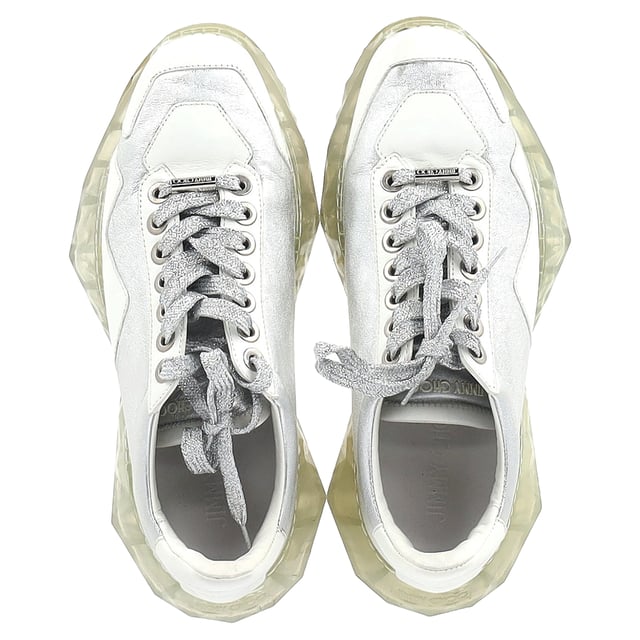 VINTAGE, RRP AS NEW
Jimmy Choo The Diamond Sneakers in Silver and White Leather – Sparkle With Every Step

The Jimmy Choo The Diamond Sneakers in silver and white leather exude luxury while offering an effortlessly chic, sporty aesthetic. Featuring a combination of soft white leather and striking silver accents, these sneakers are perfect for adding a touch of glamour to your everyday outfits. Whether you’re running errands or meeting friends for brunch, these shoes make sure you shine with every move.

Jimmy Choo The Diamond Sneakers in Silver and White Leather
Condition: Very good
Signs of wear: Minor markings, Lightly used but very well maintained. Minor mark at soles & creasing, light scuffing at the soles and heels.
Packaging: None
Color: White | silver
Material: Leather
Size: EU | 38.5/IT38.5/US8.UK5
Measurements: Heel height: 60; Insole length: 300
SKU: NAPPUGBSH453383W