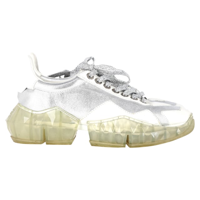 VINTAGE, RRP AS NEW
Jimmy Choo The Diamond Sneakers in Silver and White Leather – Sparkle With Every Step

The Jimmy Choo The Diamond Sneakers in silver and white leather exude luxury while offering an effortlessly chic, sporty aesthetic. Featuring a combination of soft white leather and striking silver accents, these sneakers are perfect for adding a touch of glamour to your everyday outfits. Whether you’re running errands or meeting friends for brunch, these shoes make sure you shine with every move.

Jimmy Choo The Diamond Sneakers in Silver and White Leather
Condition: Very good
Signs of wear: Minor markings, Lightly used but very well maintained. Minor mark at soles & creasing, light scuffing at the soles and heels.
Packaging: None
Color: White | silver
Material: Leather
Size: EU | 38.5/IT38.5/US8.UK5
Measurements: Heel height: 60; Insole length: 300
SKU: NAPPUGBSH453383W